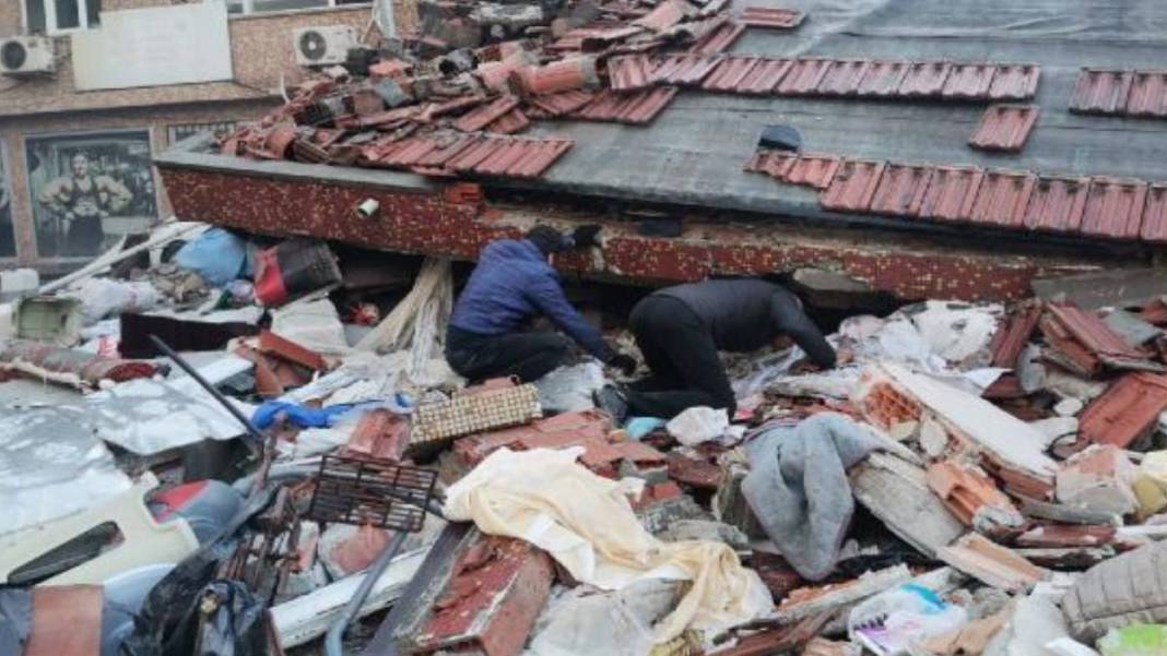 Koca şehir yerle bir oldu! Ekiplerin ulaşamadığı mahalleden gelen görüntü dehşet verici: Saatlerce göçük altında... 3